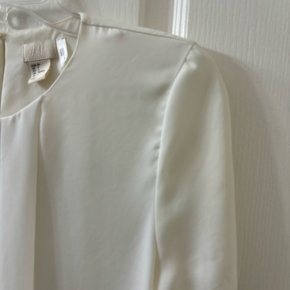 H&M Sheer Cream Blouse Short Sleeves Pleated Front Women's 4 - Picture 6 of 16